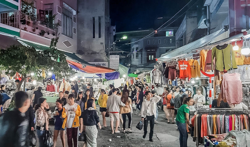 Le Duan Night Market