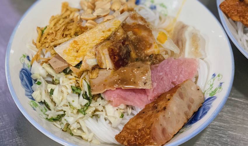 Noodle salad with pork and anchovy fish sauce - what to eat in Da Nang