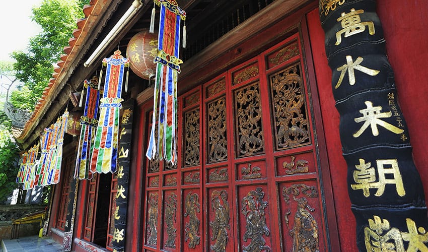 Decorated-Pavillion-at-the-Perfume-Pagoda