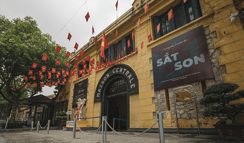 The-Hoa-Lo-Prison-Museum-hanoi-tours