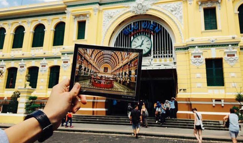 Buy-postcards-Saigon-Central-Post-Office