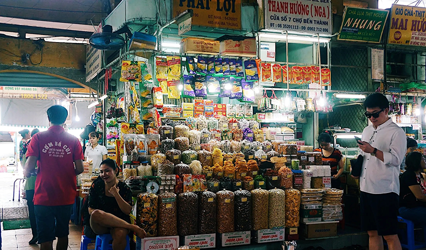 Buy-souvenirs-at-ben-thanh-market