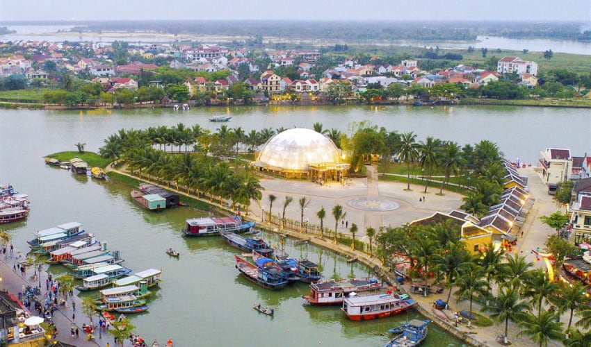 background Lune Performing Center Hoi An on day