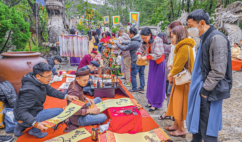 Huyen-Tran-Temple-Festival-in-hue
