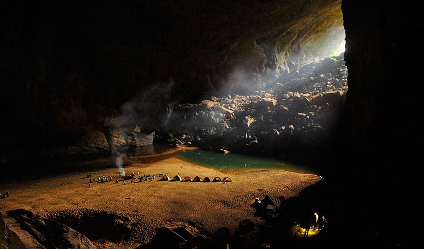Spend-the-Night-in-tent-in-Hang-En---Tu-Lan-Caves